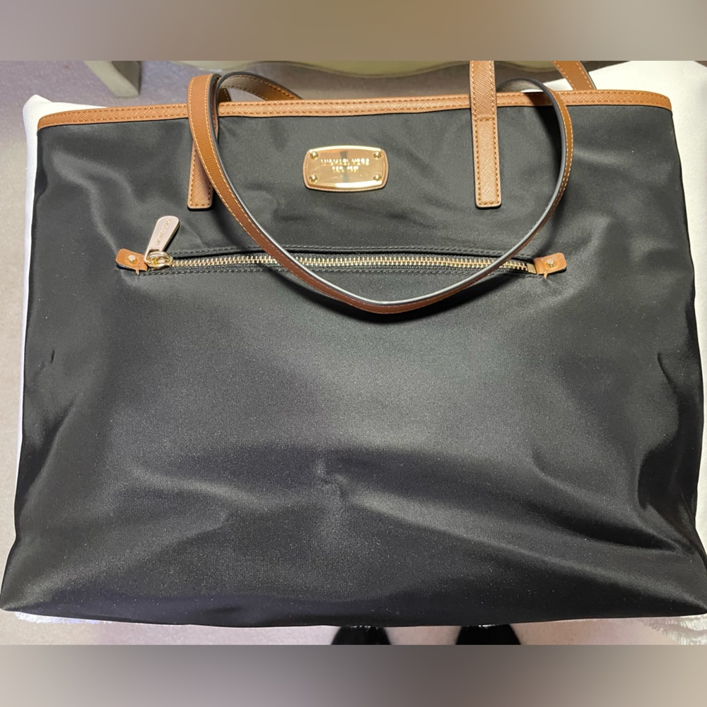 NWT  MICHAEL KORS  TOTE.   Black nylon with tan trim and Gold Tone Hardware